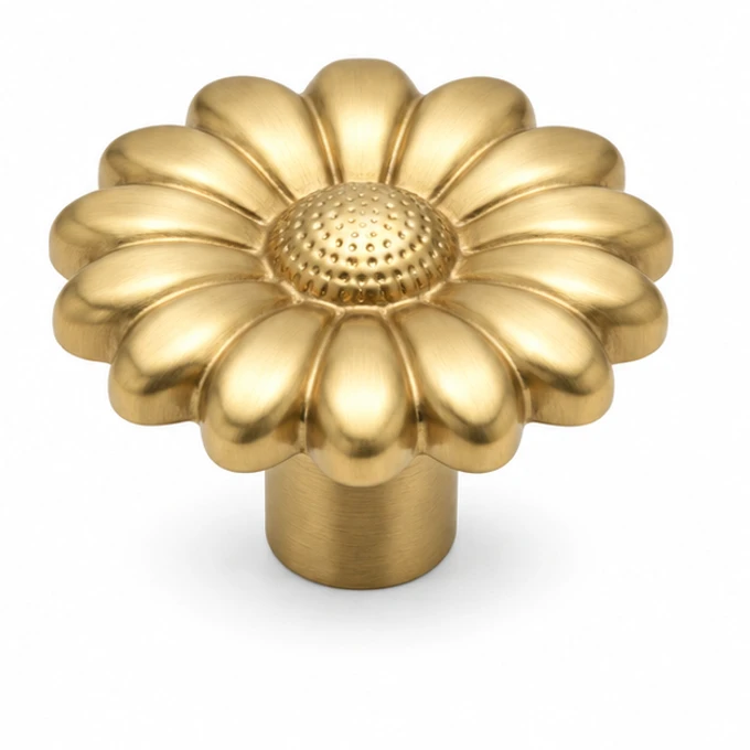 Daisy knob in Gold